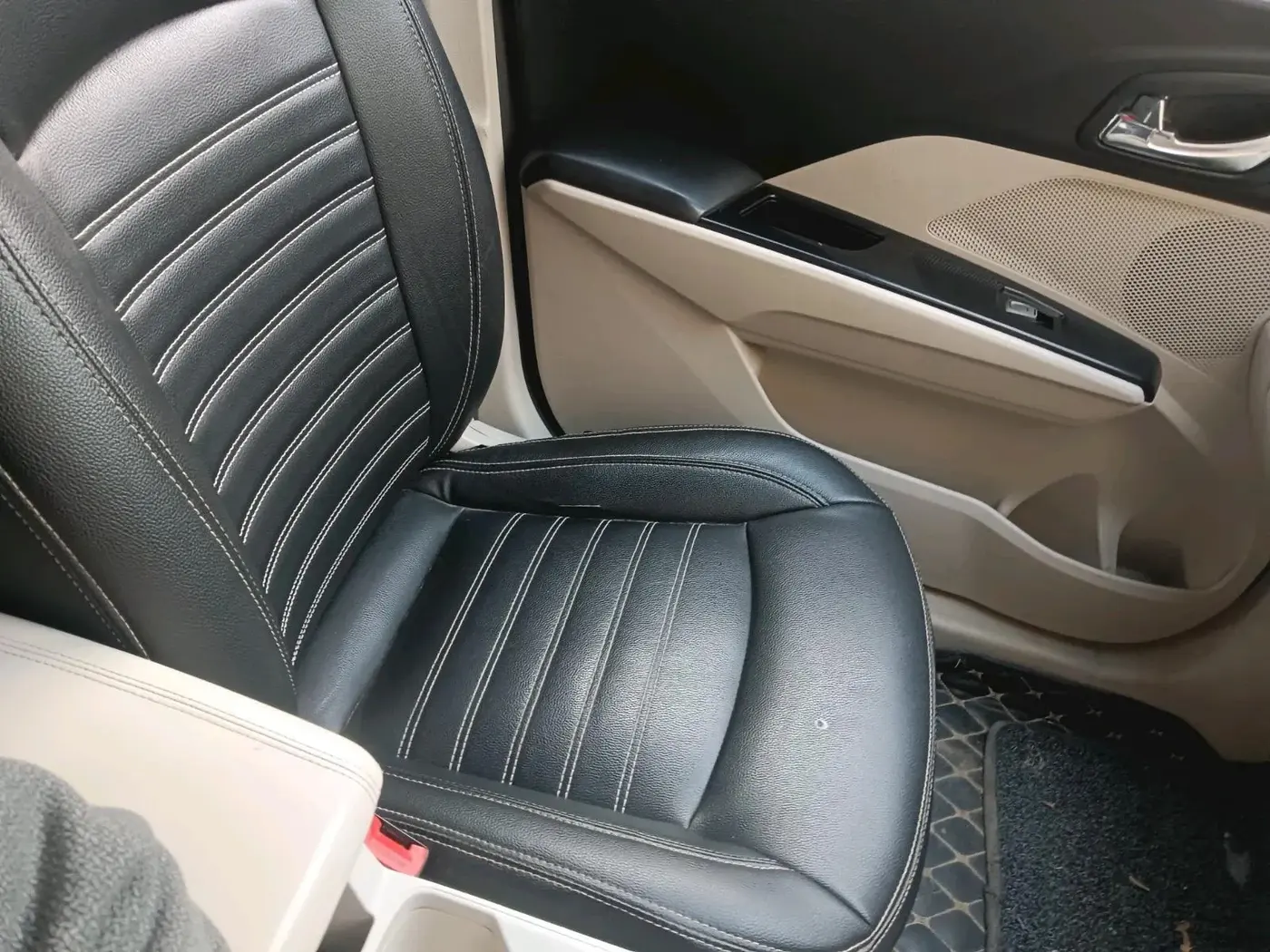 2019 Mahindra XUV300 W8 (O) 1.5 DIESEL, Diesel, Manual, 1,43,574 km, interior