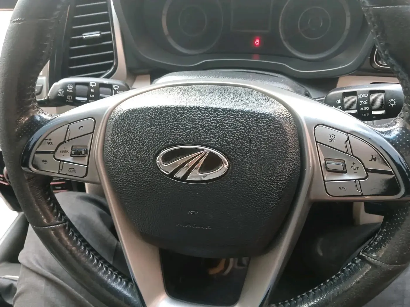 2019 Mahindra XUV300 W8 (O) 1.5 DIESEL, Diesel, Manual, 1,43,574 km, interior