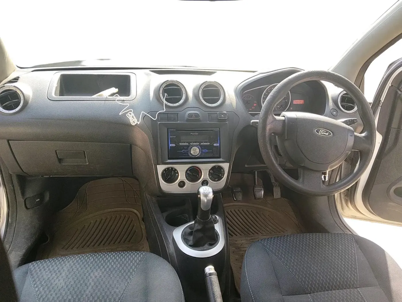 2013 Ford Figo ZXI 1.2 PETROL, Petrol, Manual, 1,29,310 km, interior