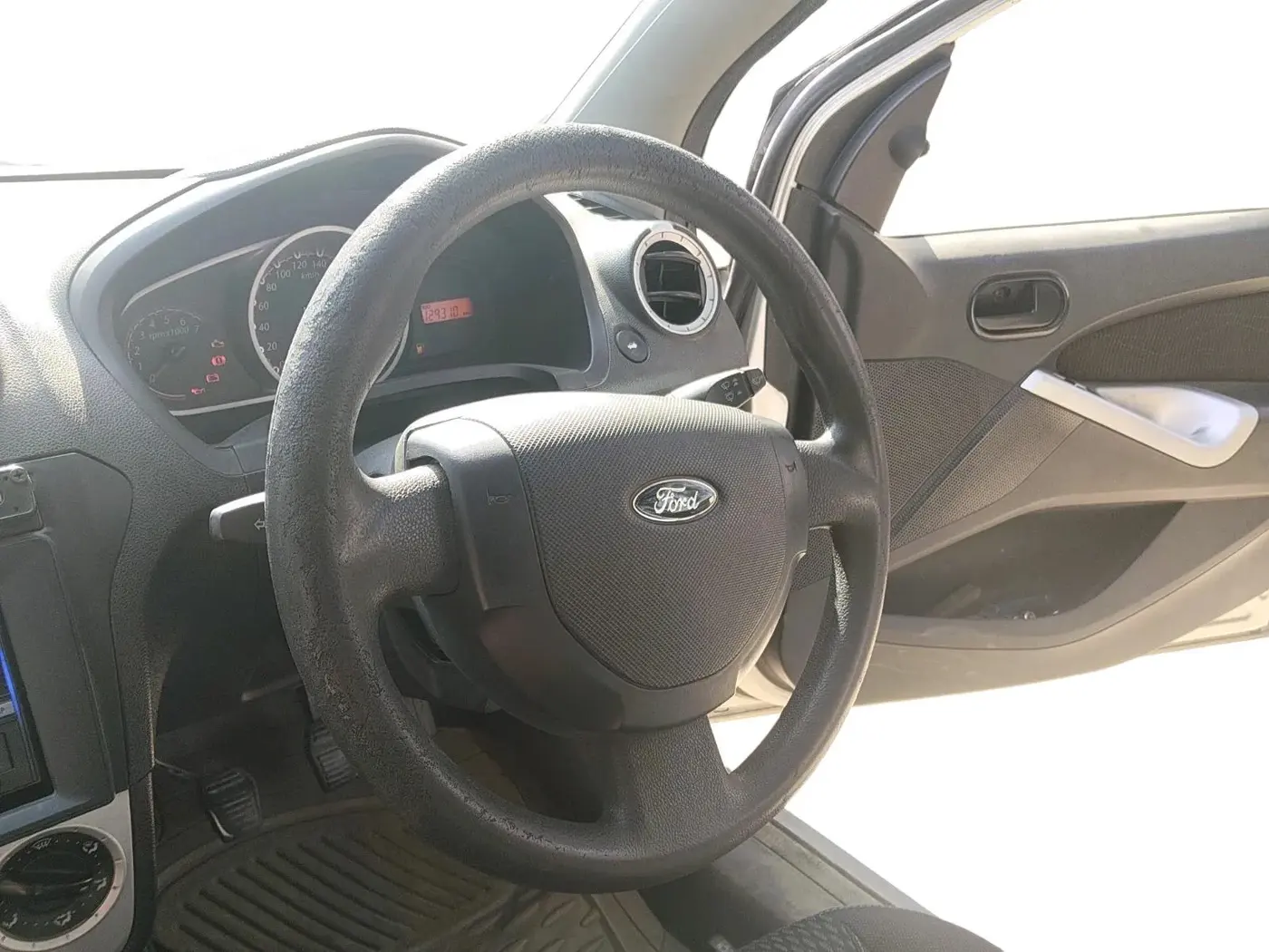 2013 Ford Figo ZXI 1.2 PETROL, Petrol, Manual, 1,29,310 km, interior