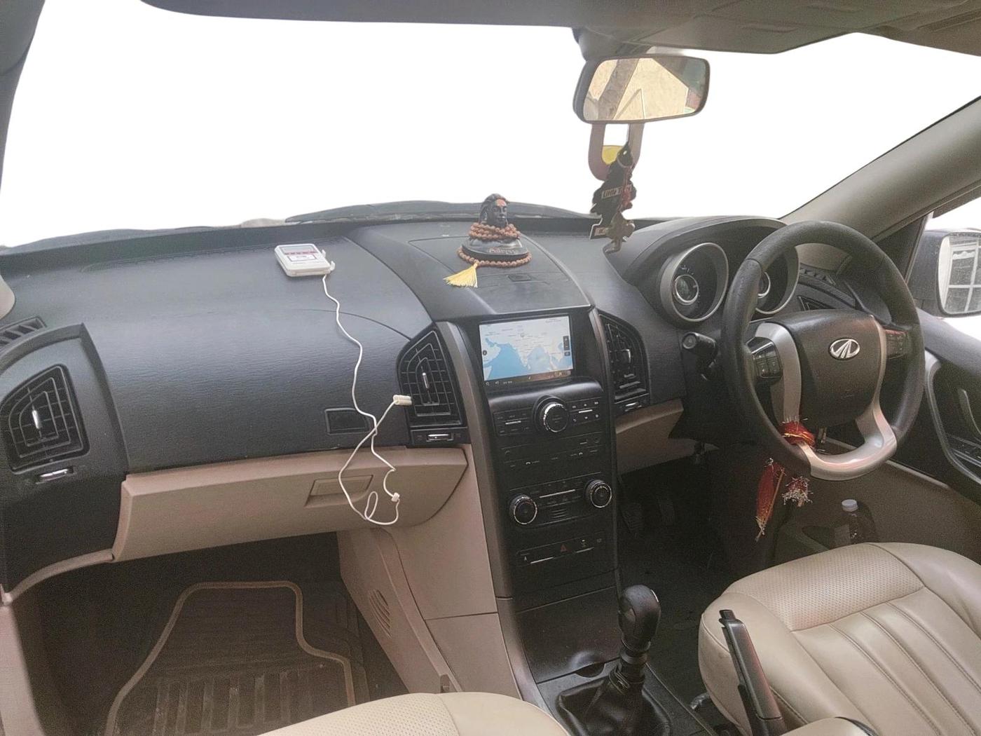 2016 Mahindra XUV500 W6, Diesel, Manual, 1,28,784 km, interior