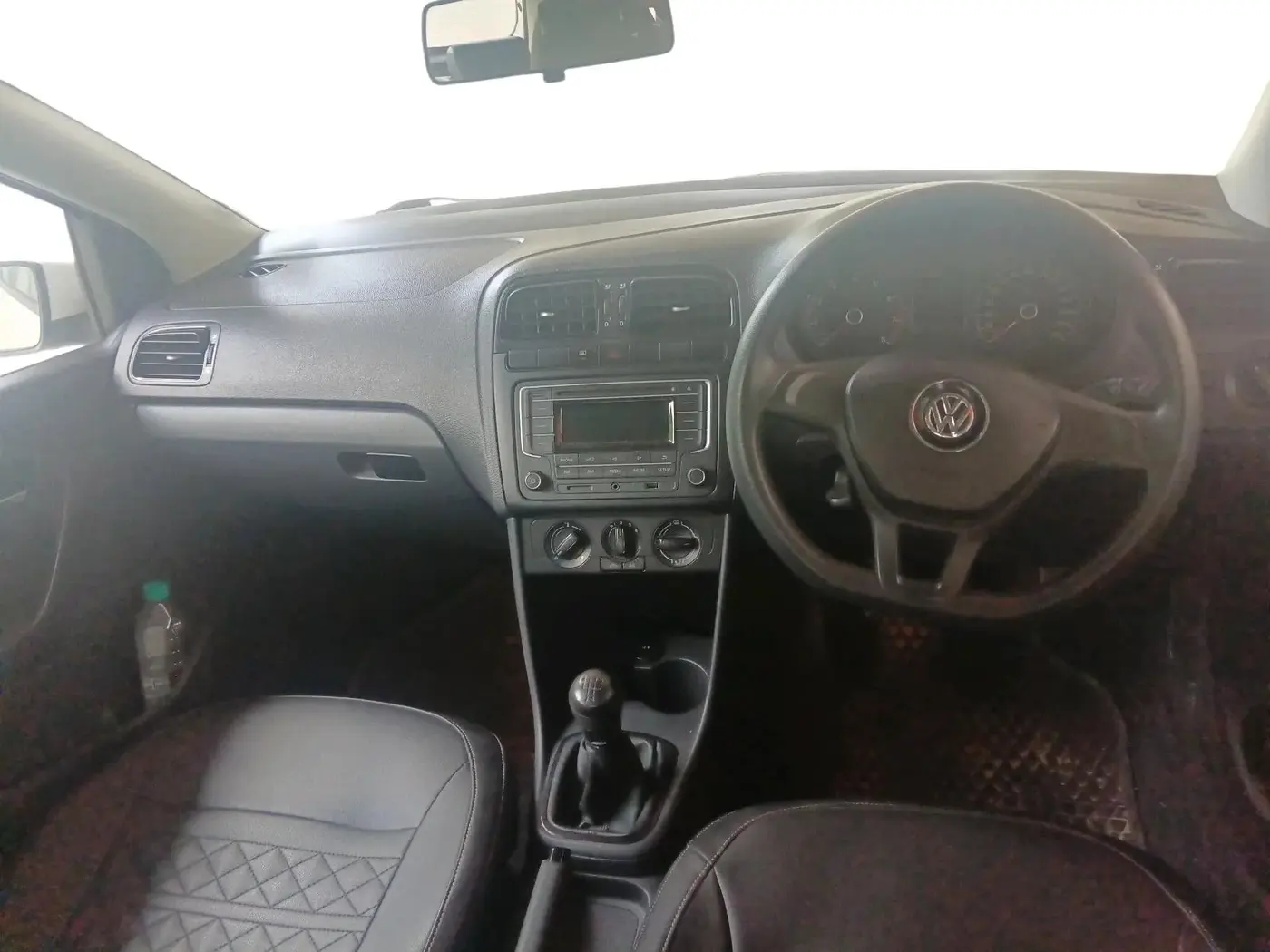 2017 Volkswagen Polo COMFORTLINE 1.2L, Petrol, Manual, 1,11,206 km, interior