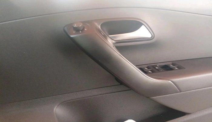 2017 Volkswagen Polo COMFORTLINE 1.2L, Petrol, Manual, 1,11,206 km, interior