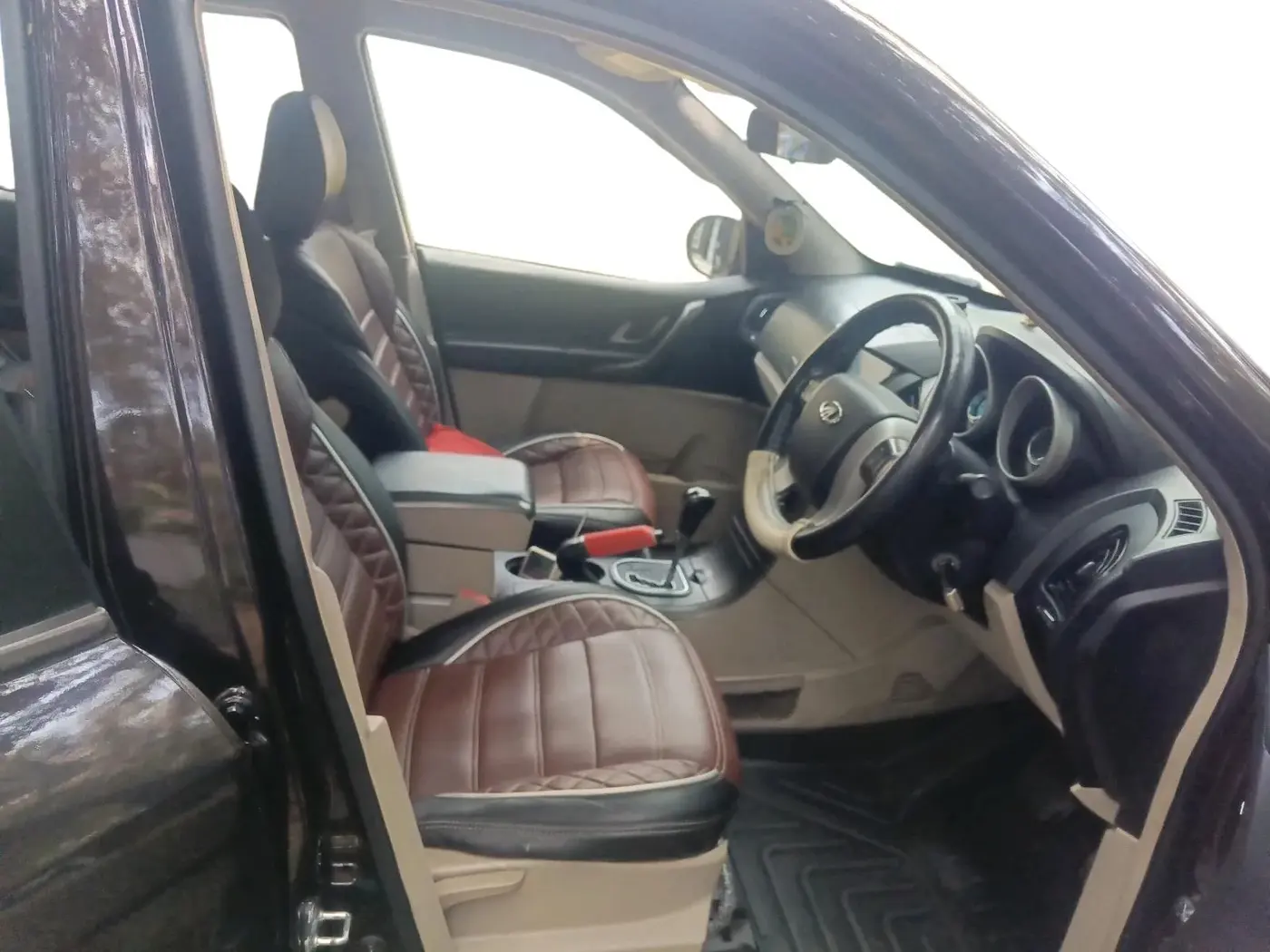 2016 Mahindra XUV500 W6 AT, Diesel, Automatic, 1,31,526 km, interior