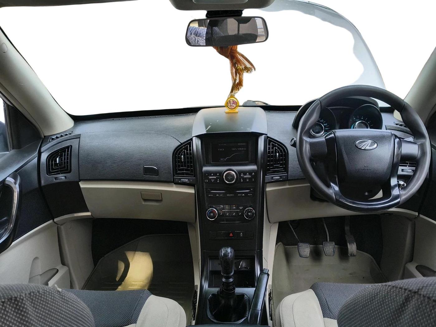 2016 Mahindra XUV500 W4 1.99, Diesel, Manual, 1,02,635 km, interior