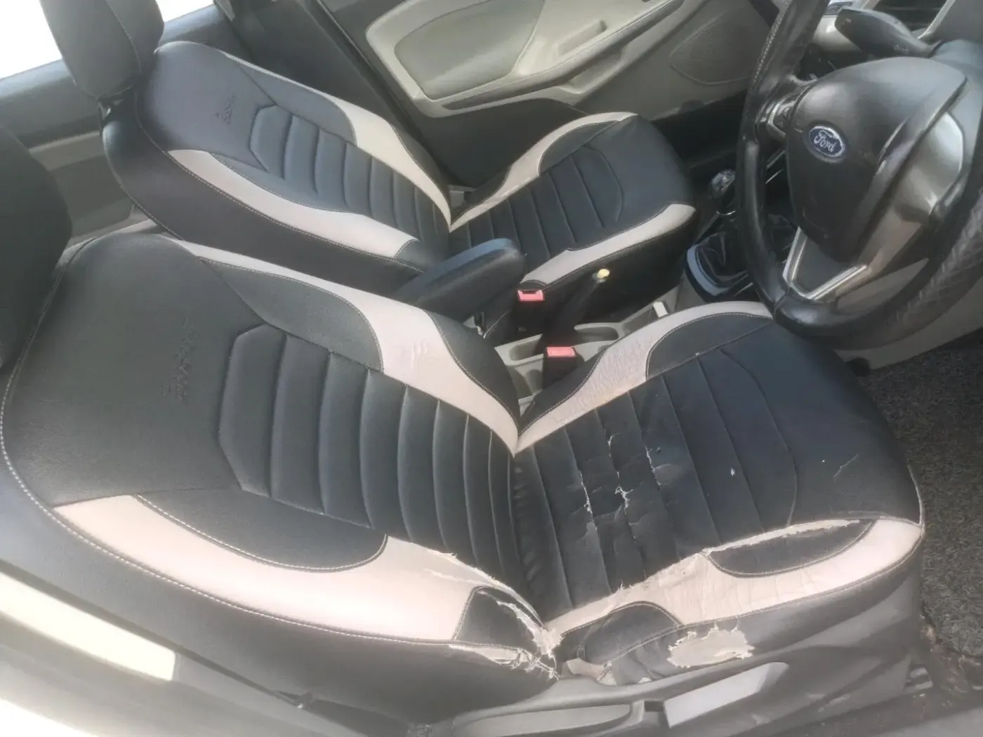 2014 Ford Ecosport TITANIUM 1.5L DIESEL, Diesel, Manual, 1,18,872 km, interior