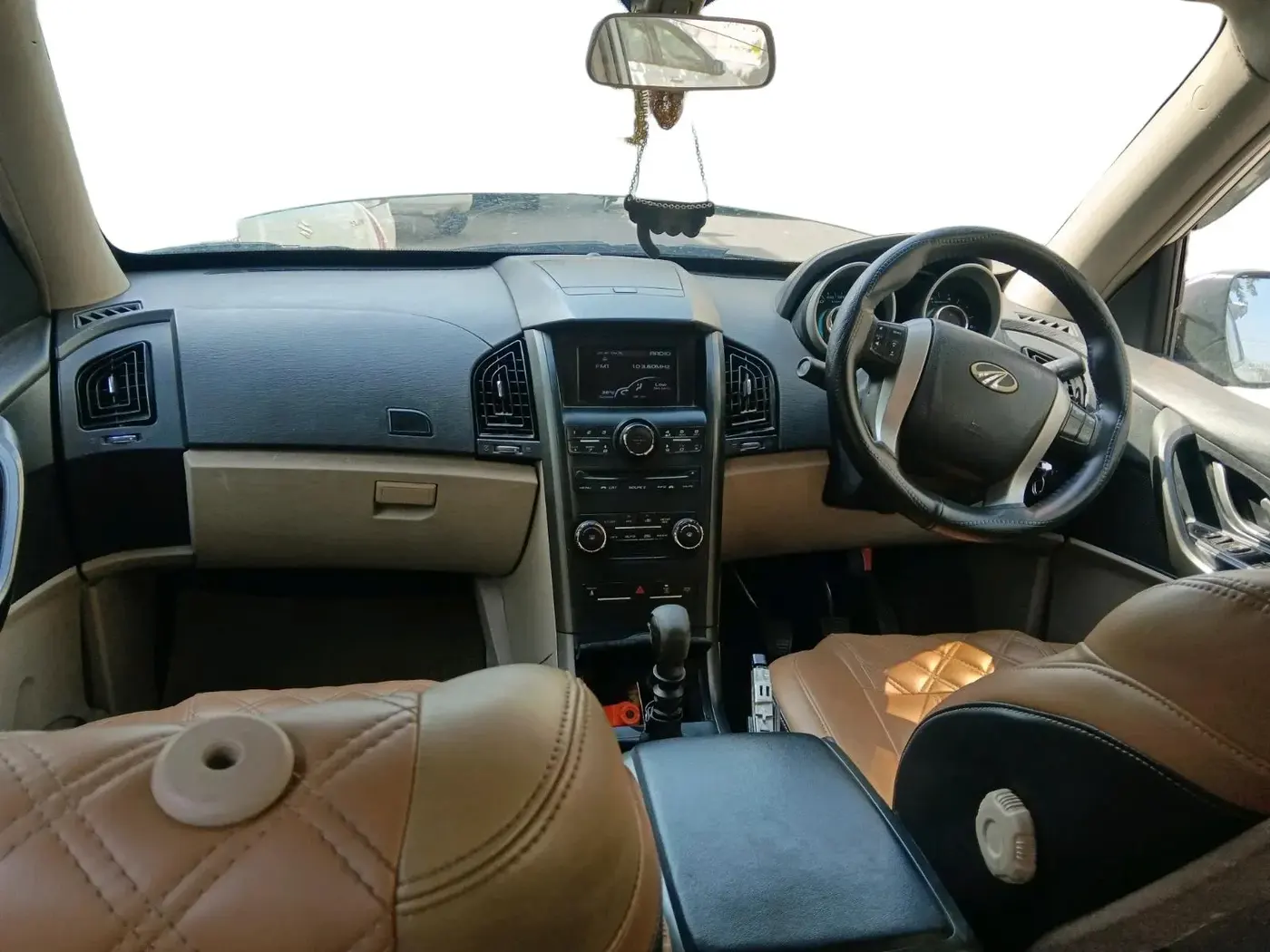 2016 Mahindra XUV500 W6, Diesel, Manual, 1,06,000 km, interior