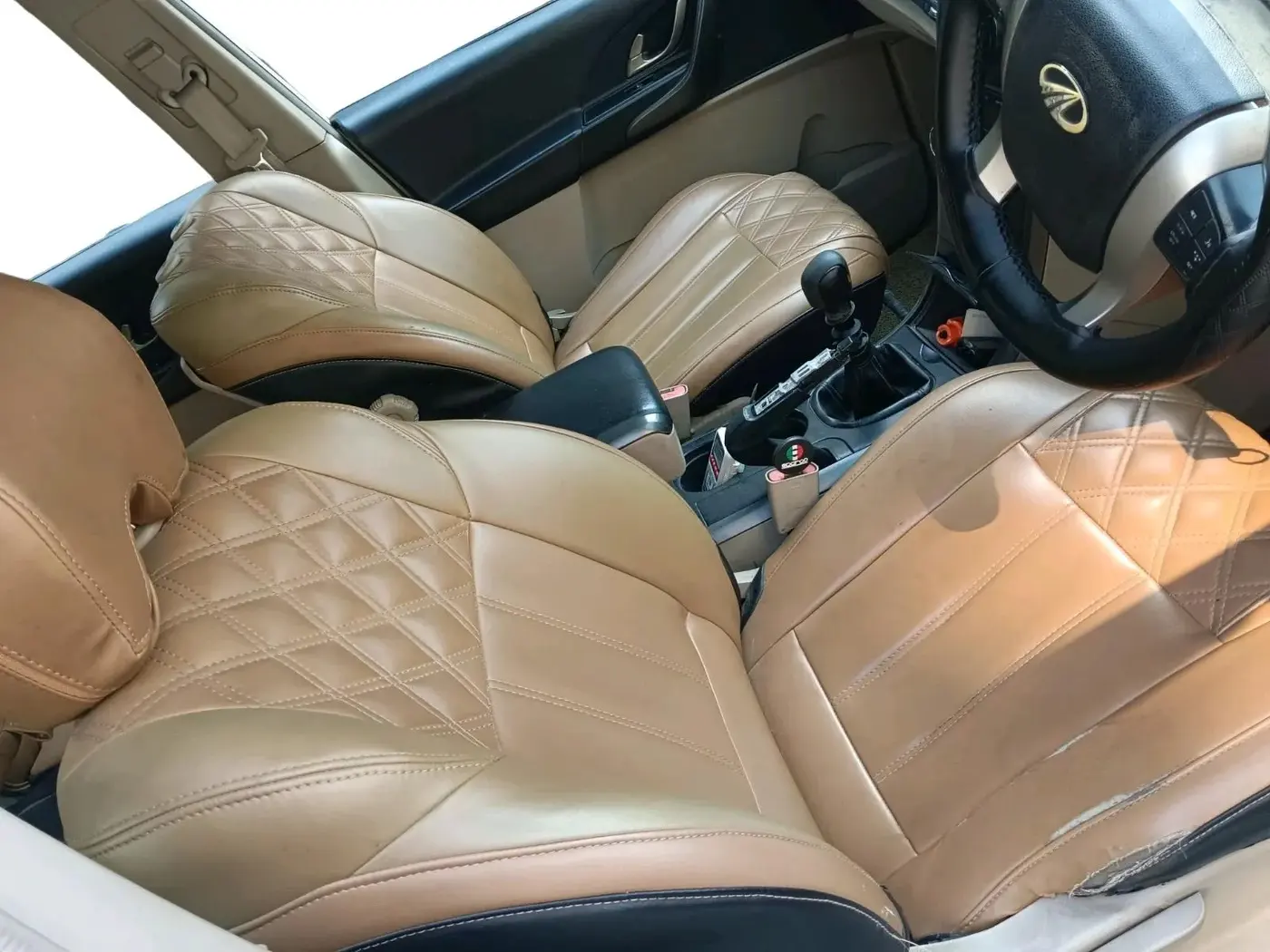 2016 Mahindra XUV500 W6, Diesel, Manual, 1,06,000 km, interior