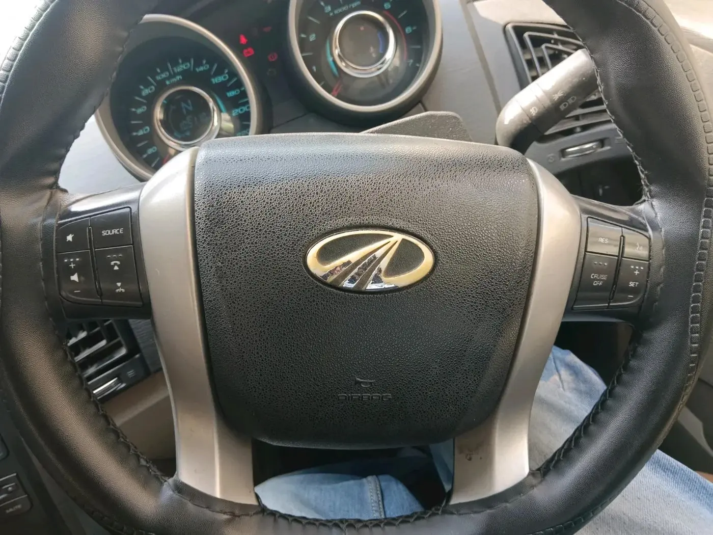 2016 Mahindra XUV500 W6, Diesel, Manual, 1,06,000 km, interior