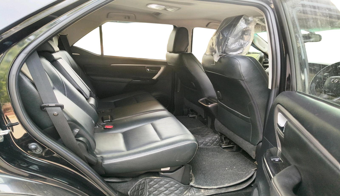 2024 Toyota Fortuner 4X2 MT 2.8 DIESEL, Diesel, Manual, 45,852 km, interior