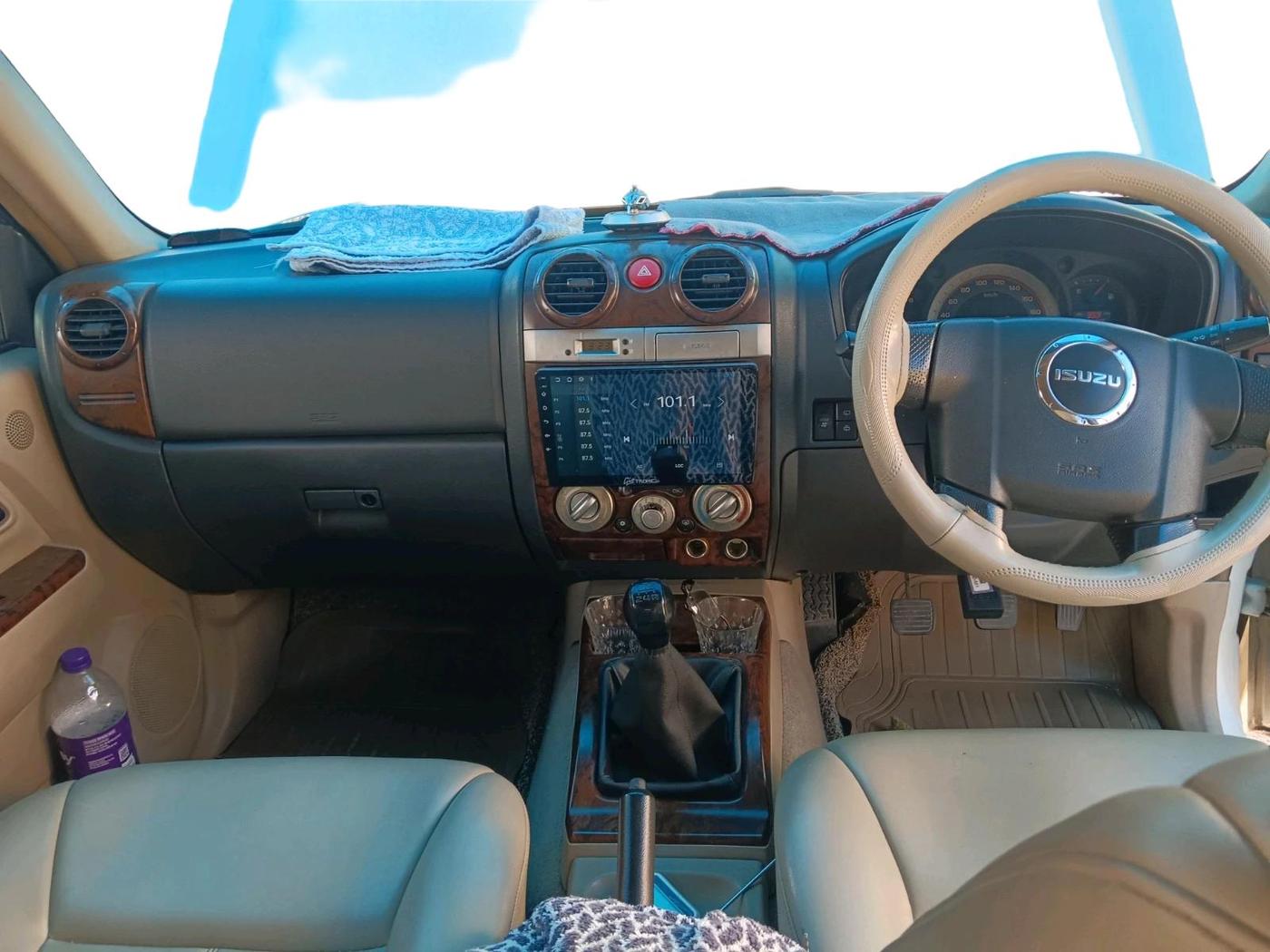 2015 ISUZU MU-7 4x2 MT, Diesel, Manual, 88,335 km, interior