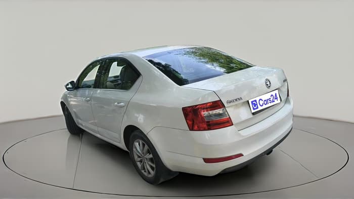 2015 Skoda Octavia ELEGANCE 2.0 TDI AT, Diesel, Automatic, 1,63,180 km, exterior