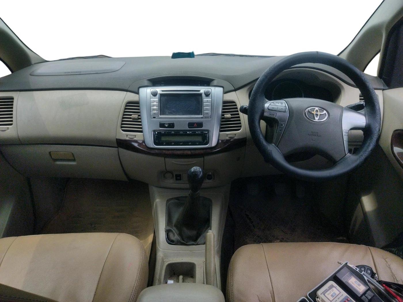 2014 Toyota Innova 2.5 VX 8 STR, Diesel, Manual, 1,93,997 km, interior