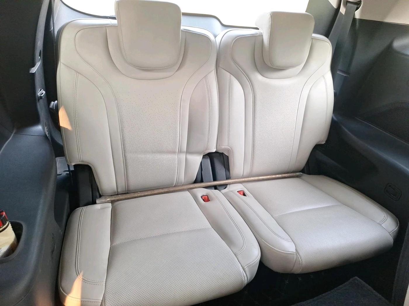 2022 Mahindra XUV700 AX 7 P MT 7 STR, Petrol, Manual, 42,681 km, interior