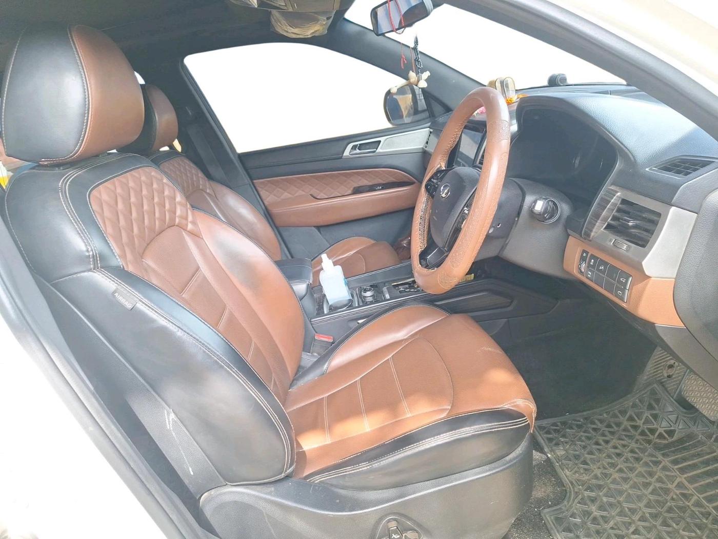 2019 Mahindra ALTURAS G4 4WD AT, Diesel, Automatic, 93,577 km, interior