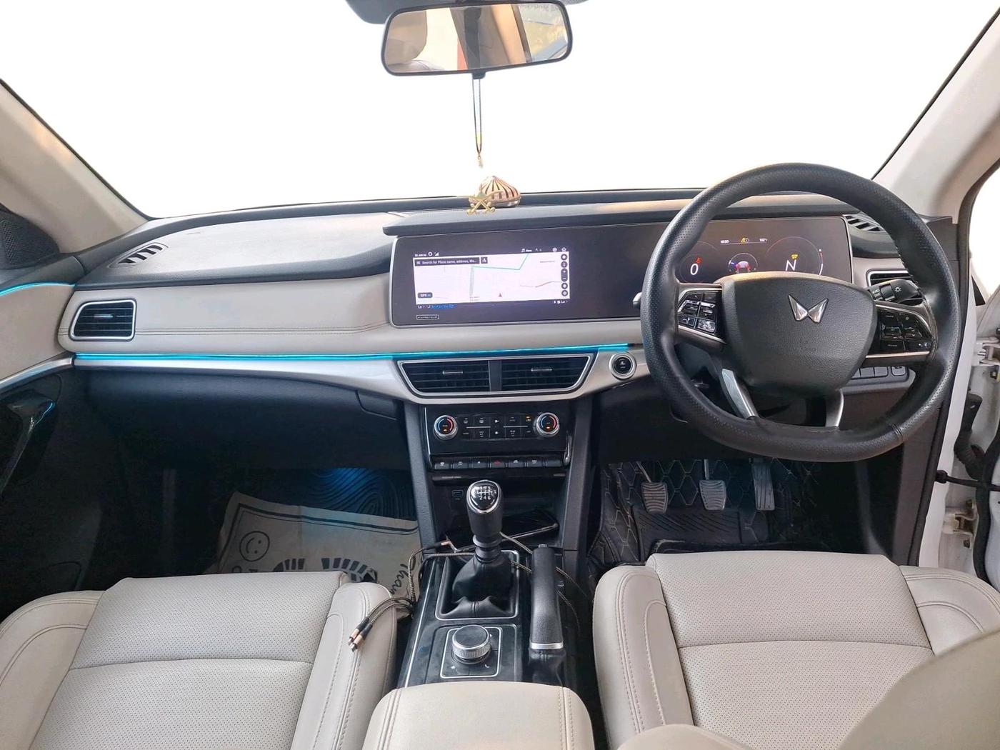 2022 Mahindra XUV700 AX 7 P MT 7 STR, Petrol, Manual, 42,683 km, interior