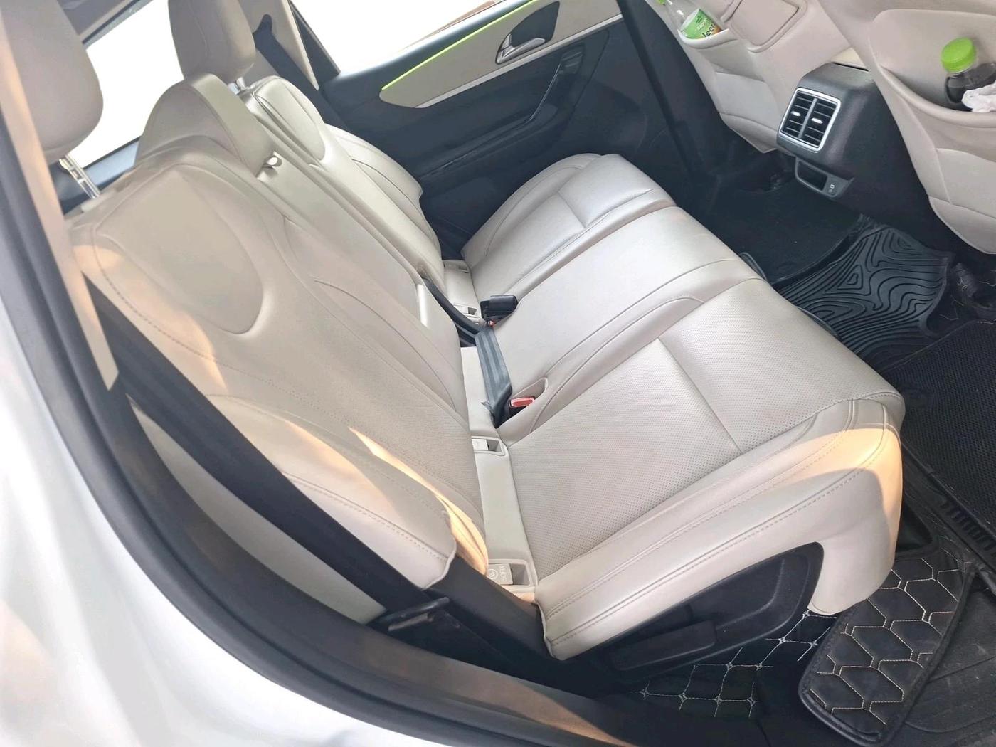 2022 Mahindra XUV700 AX 7 P MT 7 STR, Petrol, Manual, 42,683 km, interior