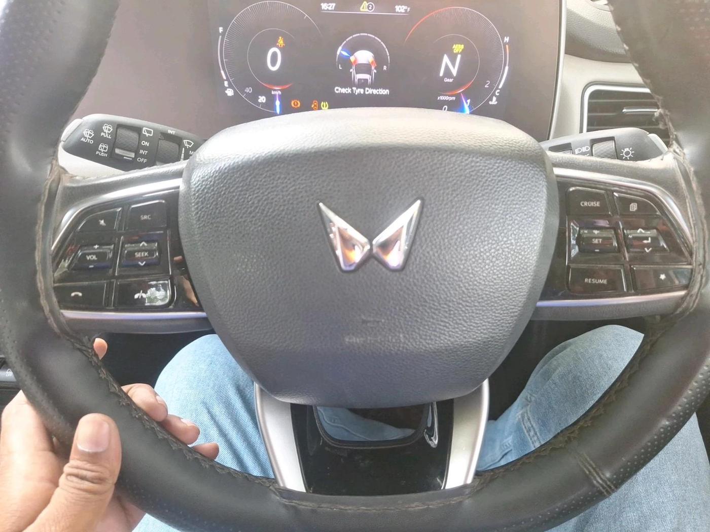2022 Mahindra XUV700 AX 7 P MT 7 STR, Petrol, Manual, 42,683 km, interior