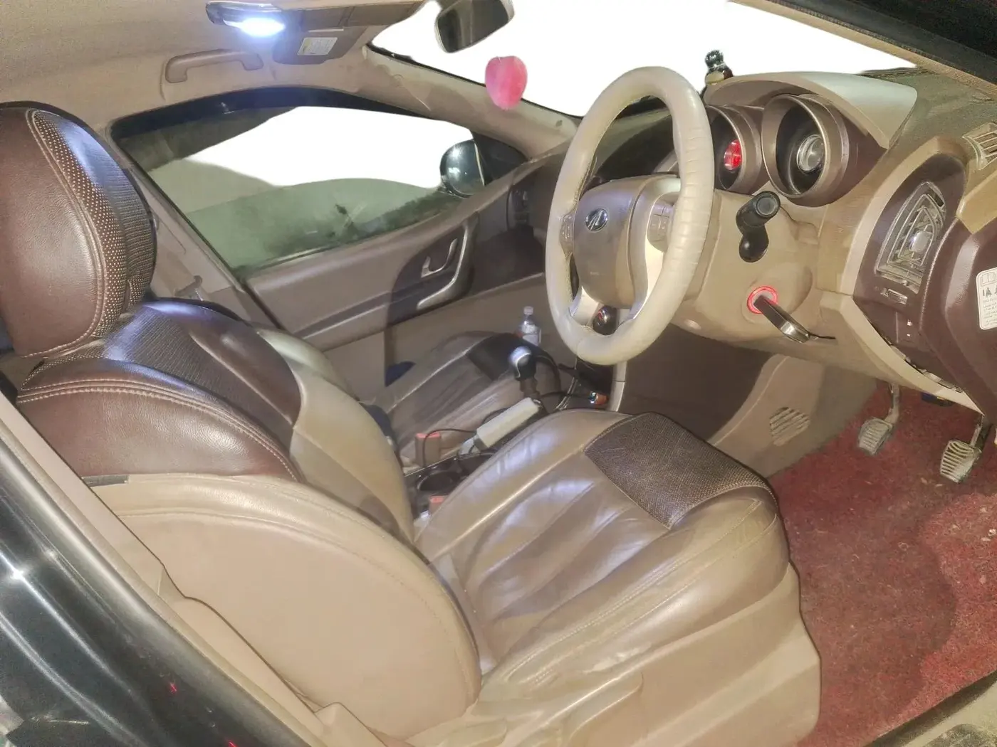 2015 Mahindra XUV500 W8, Diesel, Manual, 1,28,000 km, interior