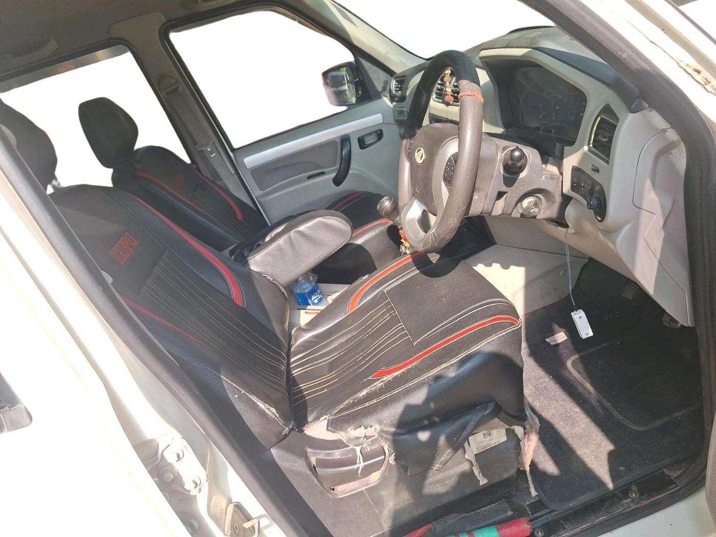 2015 Mahindra Scorpio S10, Diesel, Manual, 2,38,844 km, interior