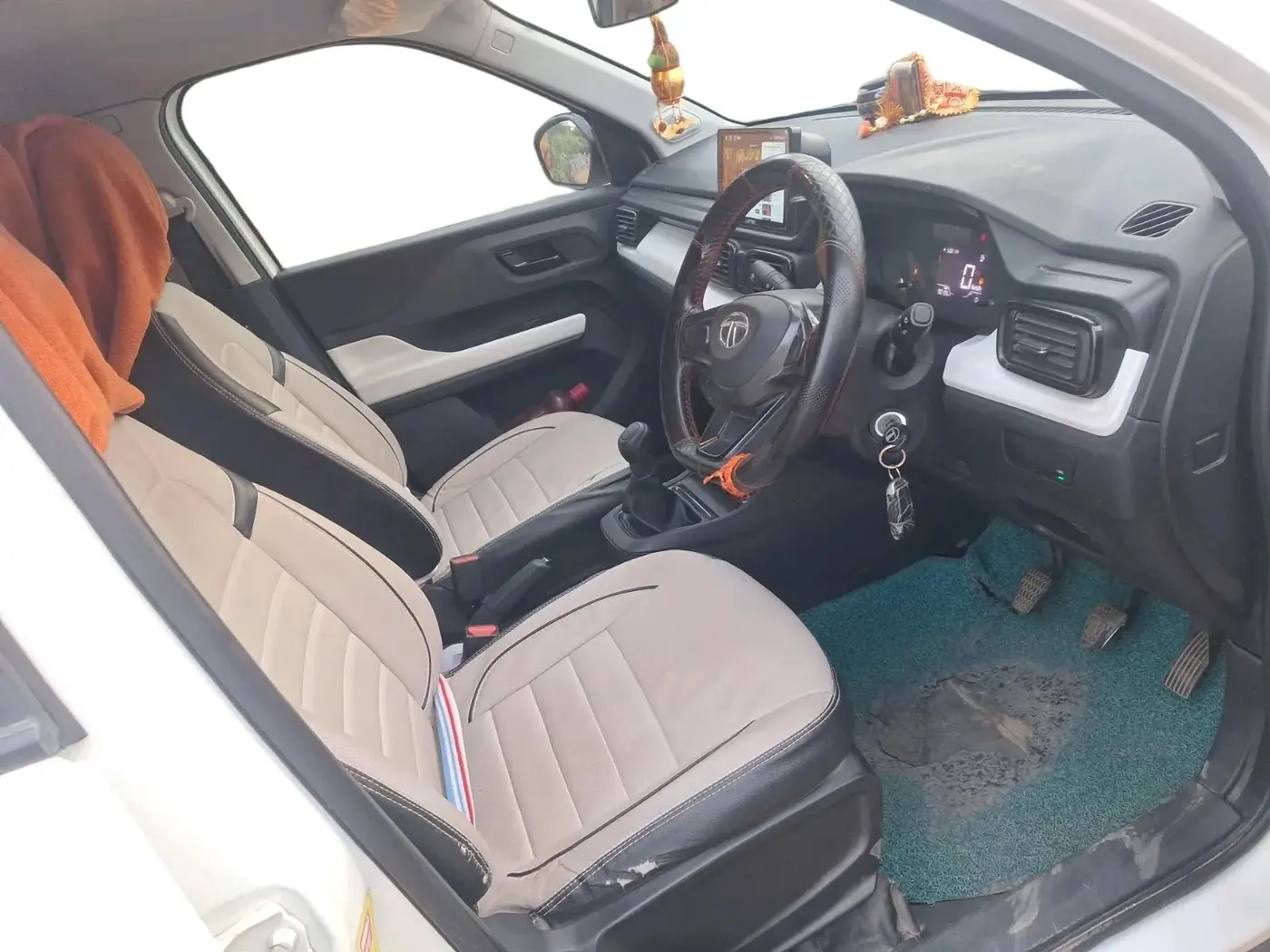 2023 Tata PUNCH PURE MT CNG, CNG, Manual, 90,136 km, interior