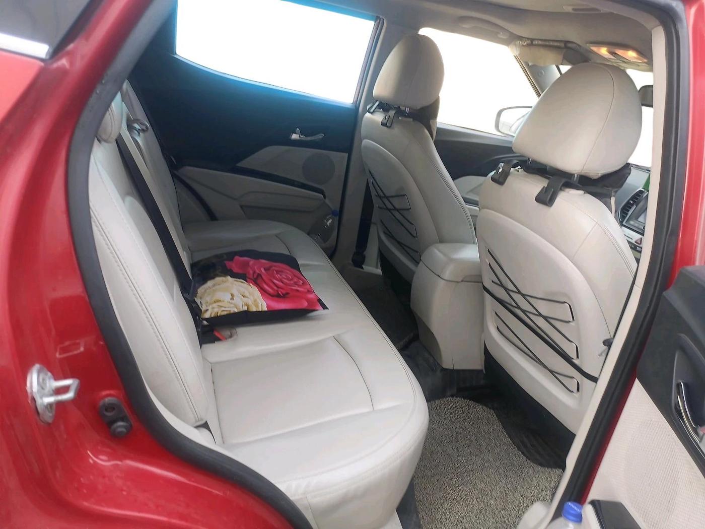 2019 Mahindra XUV300 W8 (O) 1.5 DIESEL, Diesel, Manual, 1,04,390 km, interior