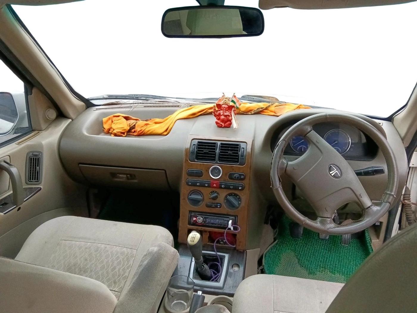 2011 Tata Safari 4X2 EX DICOR 2.2 VTT, Diesel, Manual, 1,12,824 km, interior