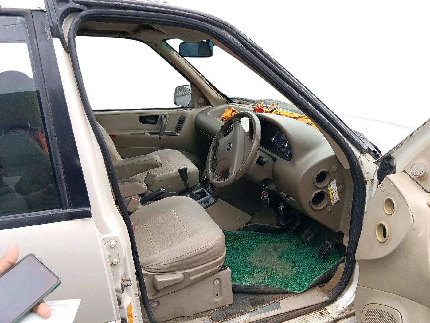 2011 Tata Safari 4X2 EX DICOR 2.2 VTT, Diesel, Manual, 1,12,824 km, interior