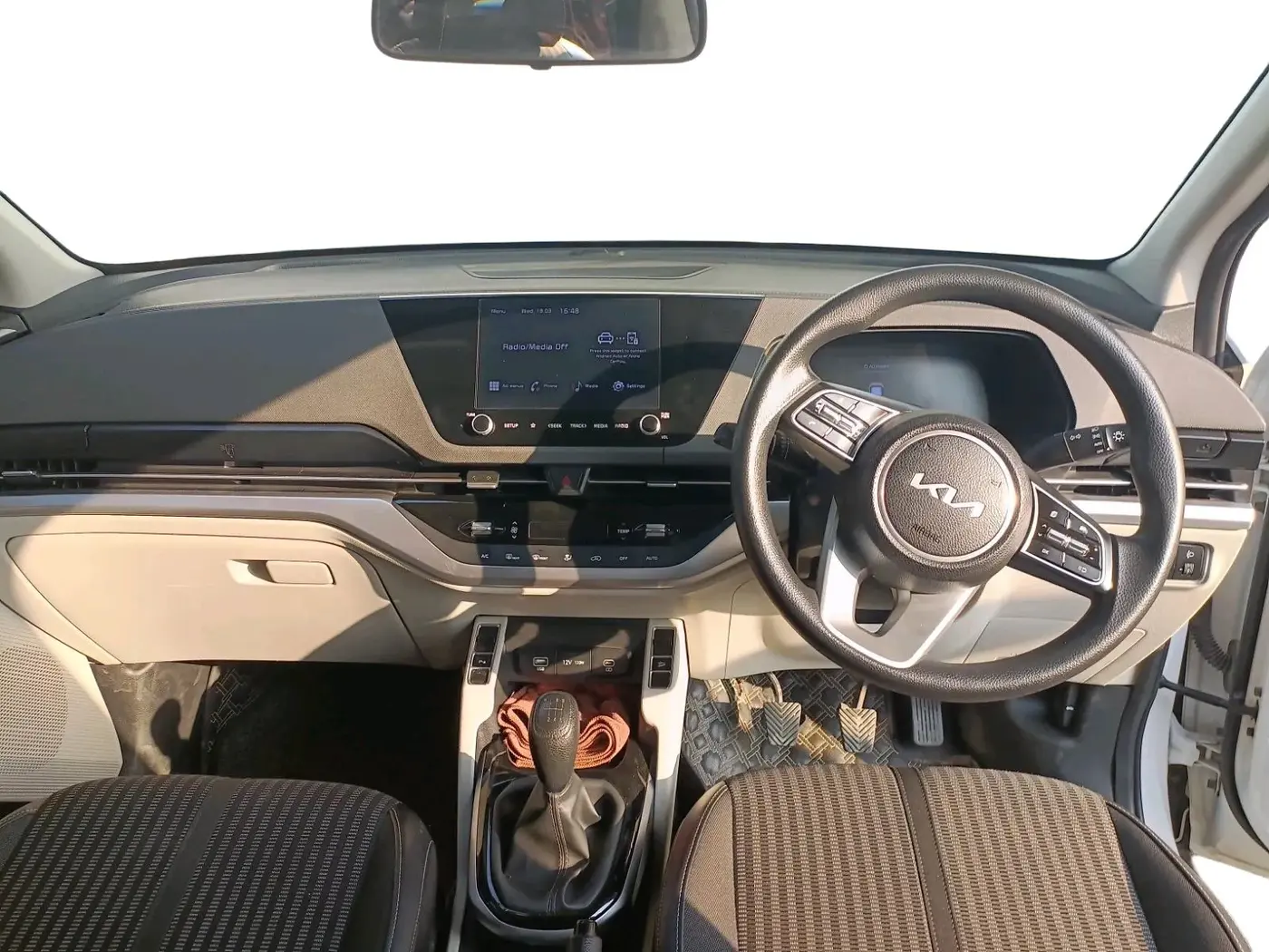 2022 KIA CARENS PRESTIGE PLUS 1.4 PETROL 7 STR, Petrol, Manual, 19,807 km, interior