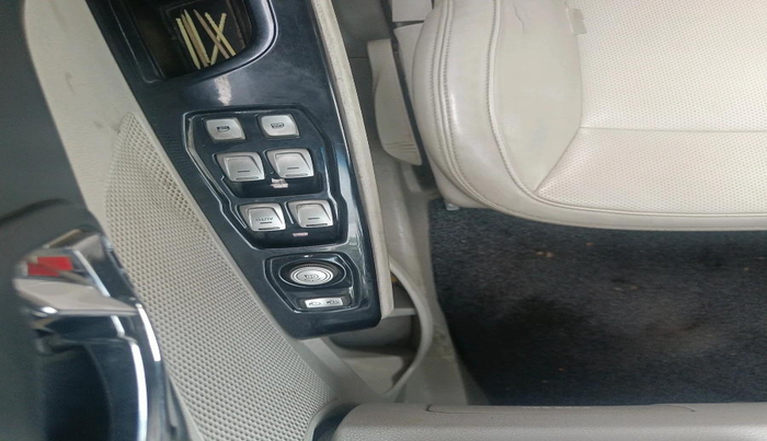2019 Mahindra XUV300 W8 (O) 1.5 DIESEL, Diesel, Manual, 1,35,140 km, interior