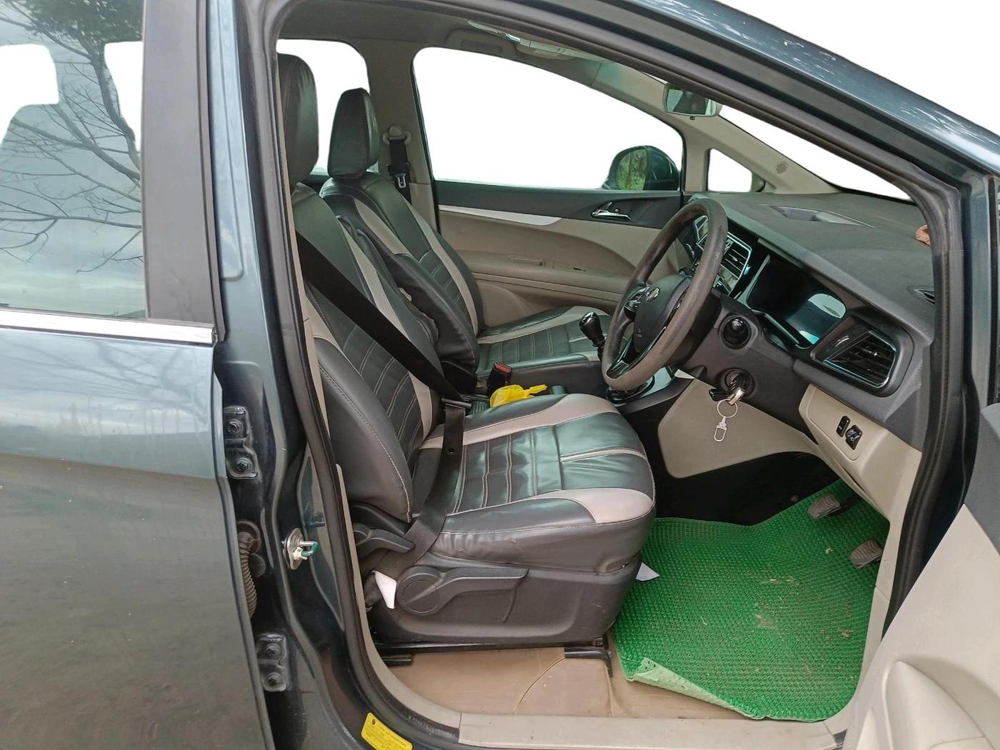 2018 Mahindra MARAZZO M6 8 STR, Diesel, Manual, 1,06,312 km, interior