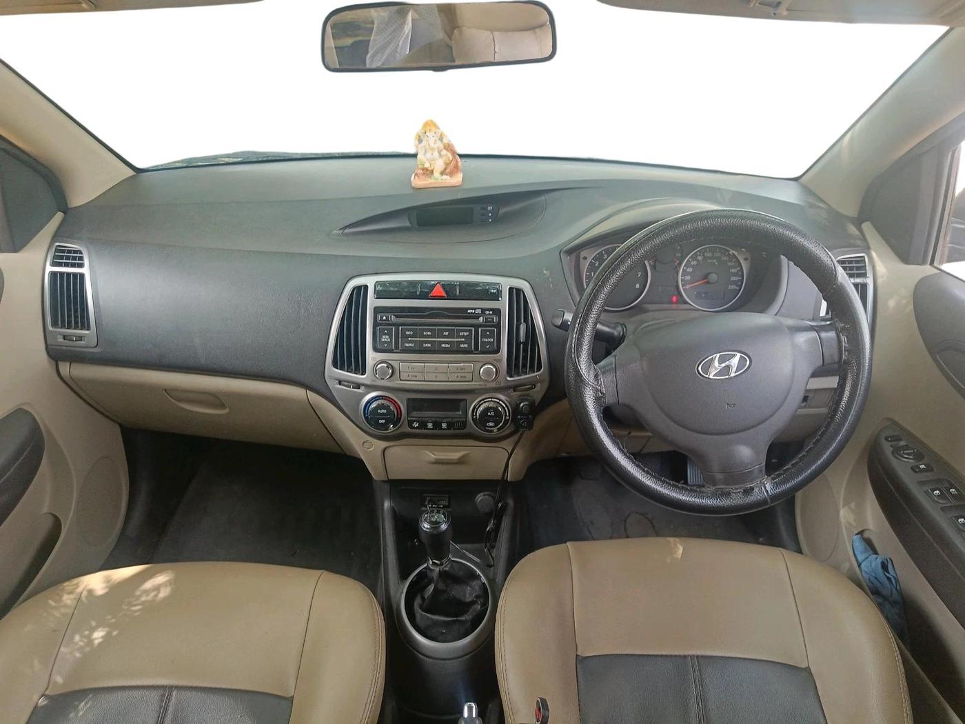 2013 Hyundai i20 MAGNA 1.2, Petrol, Manual, 1,11,222 km, interior