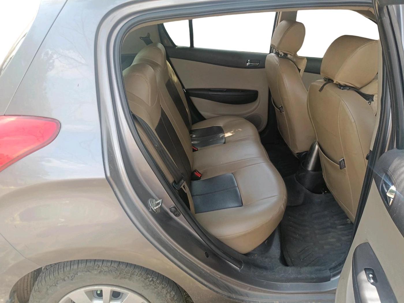 2013 Hyundai i20 MAGNA 1.2, Petrol, Manual, 1,11,222 km, interior