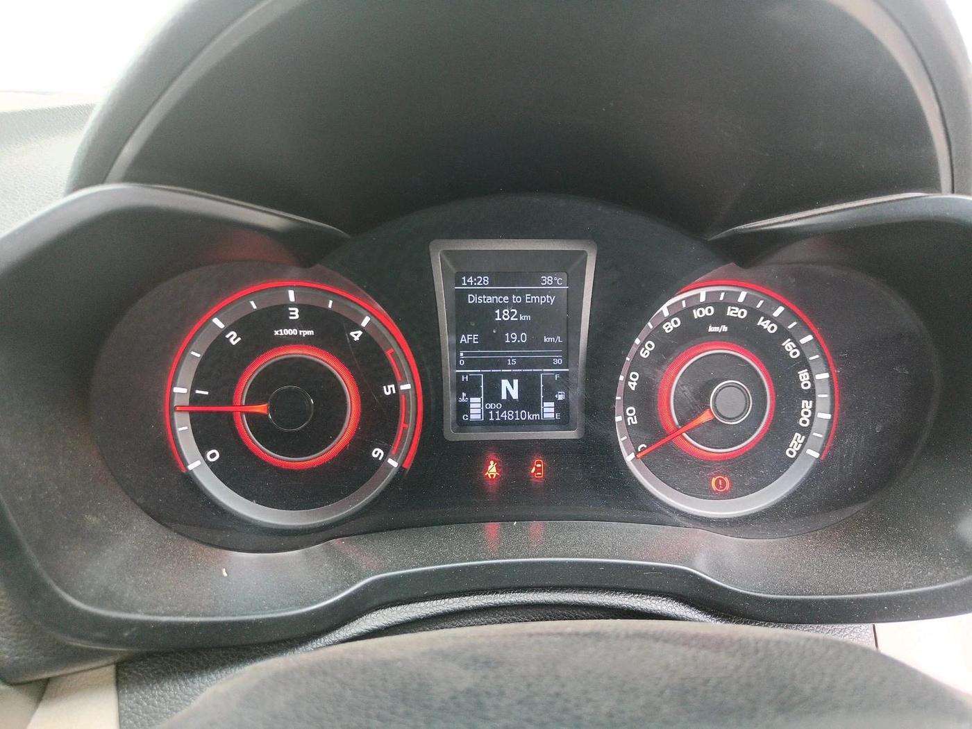 2021 Mahindra XUV300 W8 (O) 1.5 DIESEL, Diesel, Manual, 1,14,810 km, interior