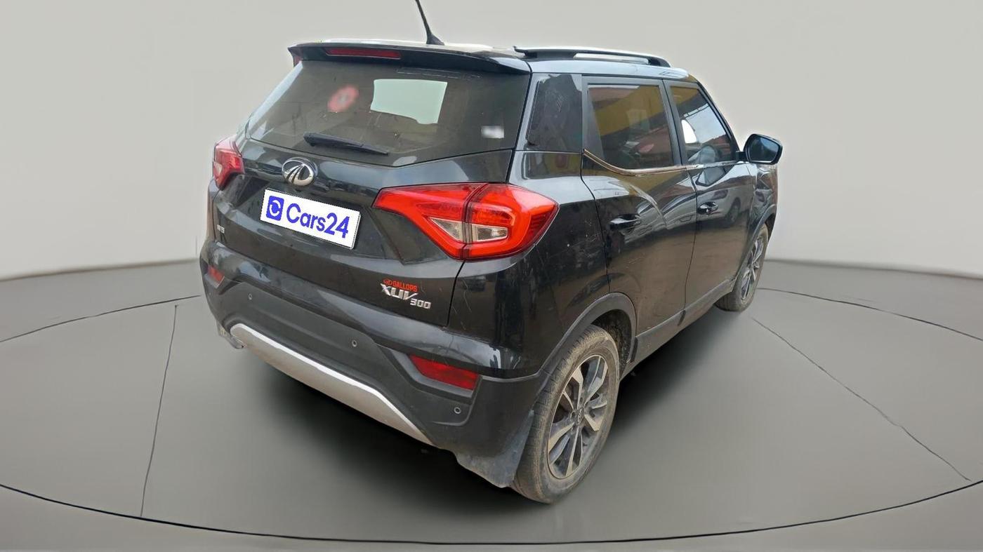 2019 Mahindra XUV300 W8 (O) 1.5 DIESEL, Diesel, Manual, 1,39,290 km, exterior