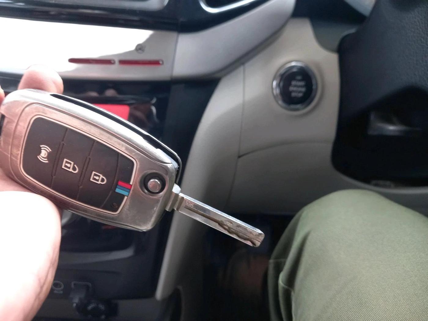 2019 Mahindra XUV300 W8 (O) 1.5 DIESEL, Diesel, Manual, 1,39,290 km, interior