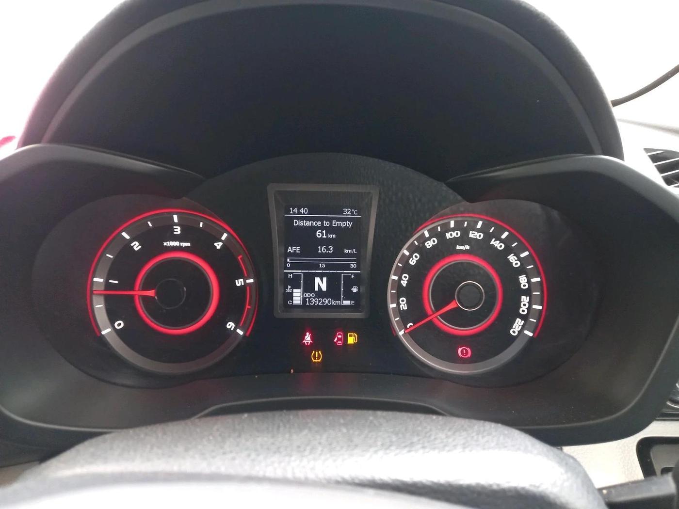 2019 Mahindra XUV300 W8 (O) 1.5 DIESEL, Diesel, Manual, 1,39,290 km, interior