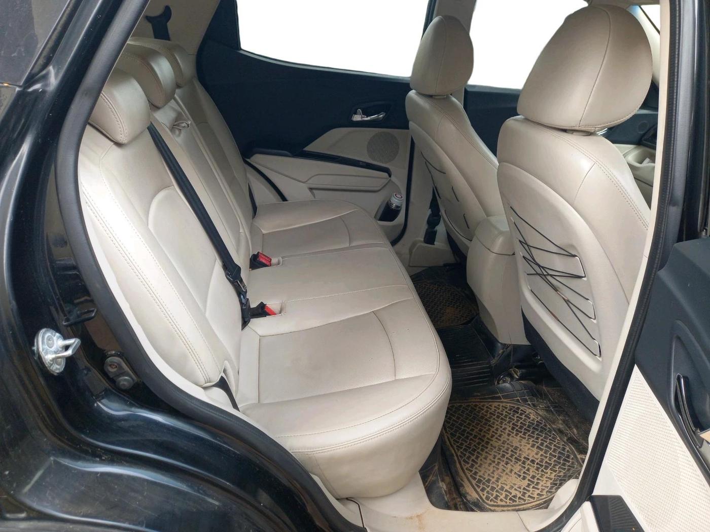 2019 Mahindra XUV300 W8 (O) 1.5 DIESEL, Diesel, Manual, 1,39,290 km, interior