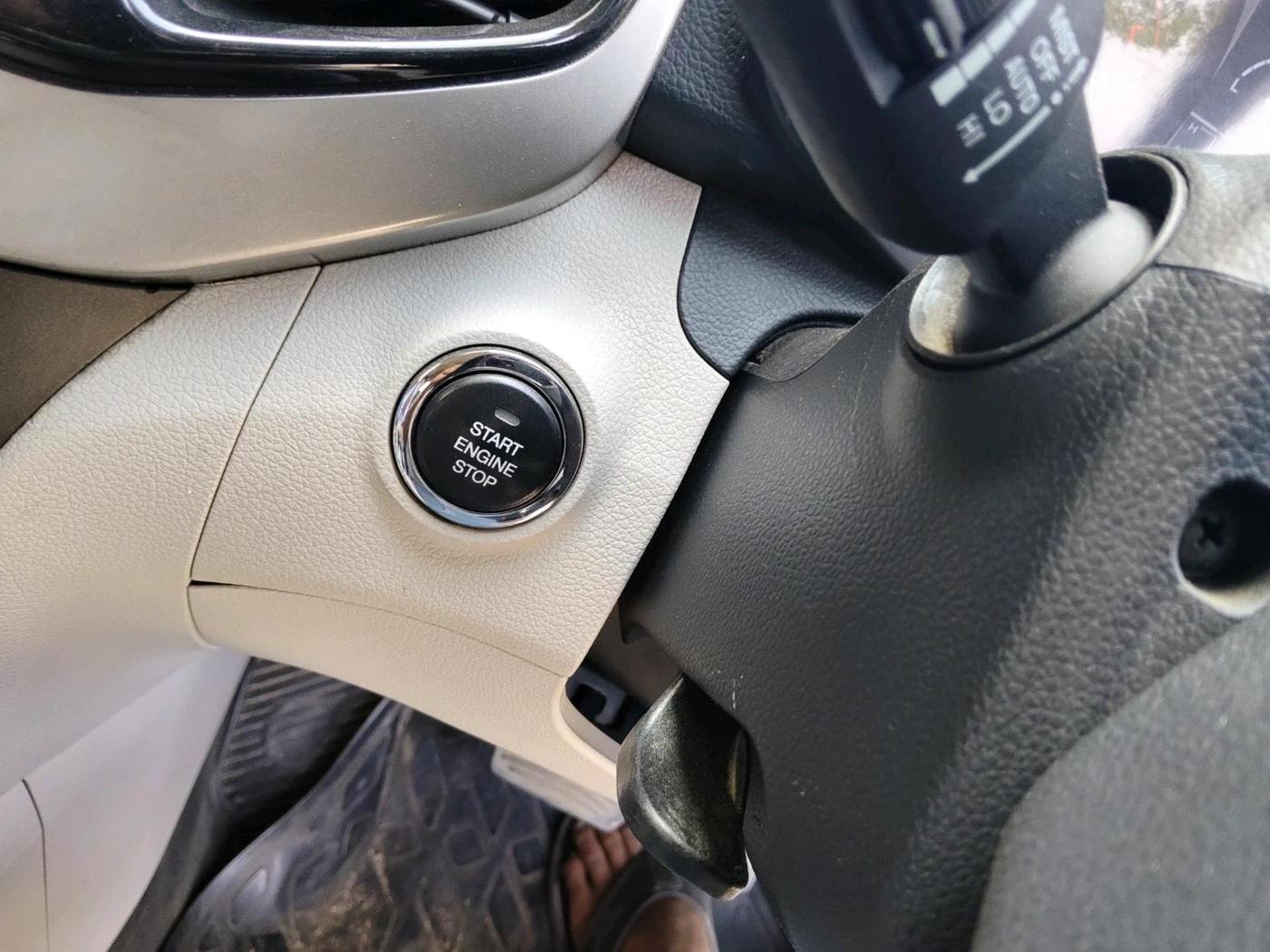 2019 Mahindra XUV300 W8 (O) 1.5 DIESEL AMT, Diesel, Automatic, 92,114 km, interior