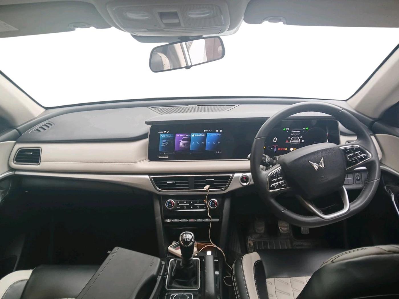 2025 Mahindra XUV700 AX 7 P MT 7 STR, Petrol, Manual, 15,145 km, interior