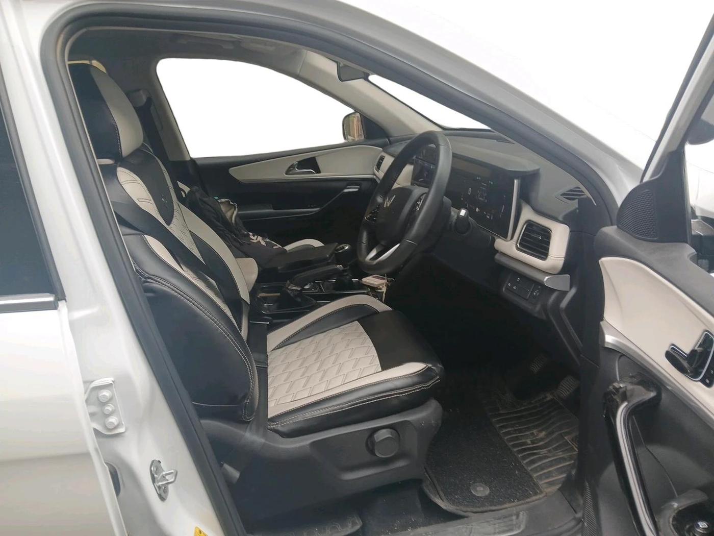 2025 Mahindra XUV700 AX 7 P MT 7 STR, Petrol, Manual, 15,145 km, interior