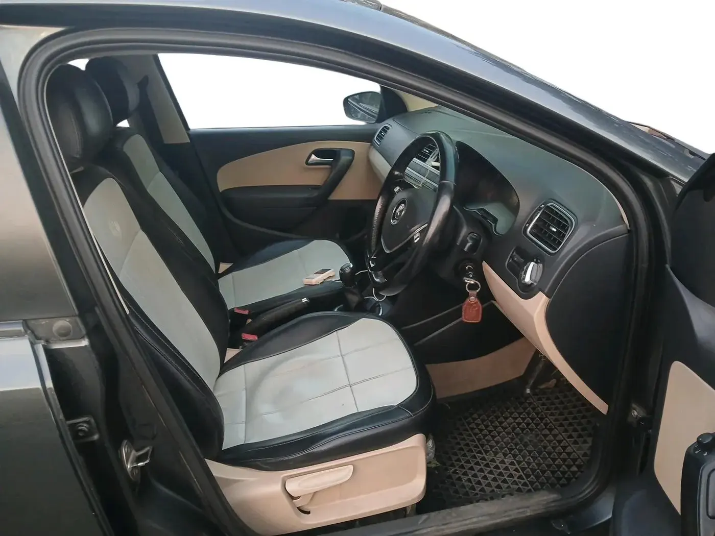 2016 Volkswagen Polo HIGHLINE1.5L, Diesel, Manual, 49,643 km, interior