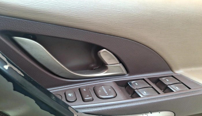 2015 Mahindra XUV500 W8, Diesel, Manual, 1,97,725 km, interior