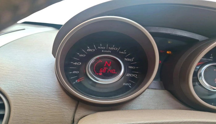 2015 Mahindra XUV500 W8, Diesel, Manual, 1,97,725 km, interior