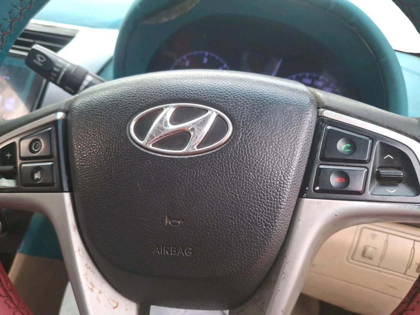 2011 Hyundai Verna FLUIDIC 1.6 CRDI SX, Diesel, Manual, 1,10,332 km, interior