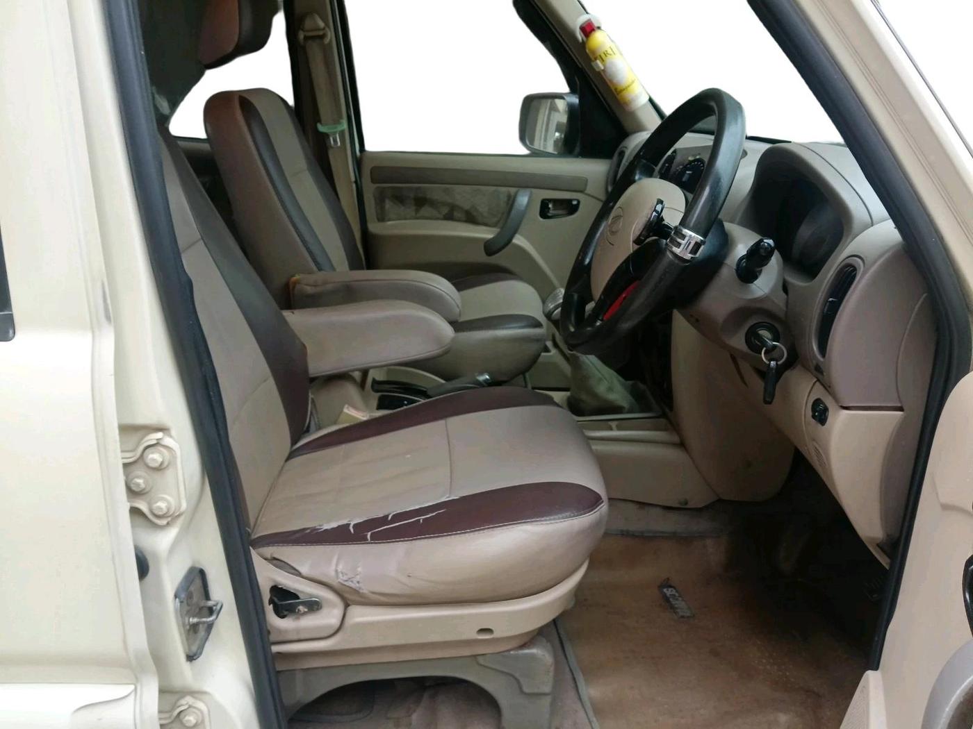 2011 Mahindra Scorpio VLX 2WD AIRBAG, Diesel, Manual, 1,92,900 km, interior