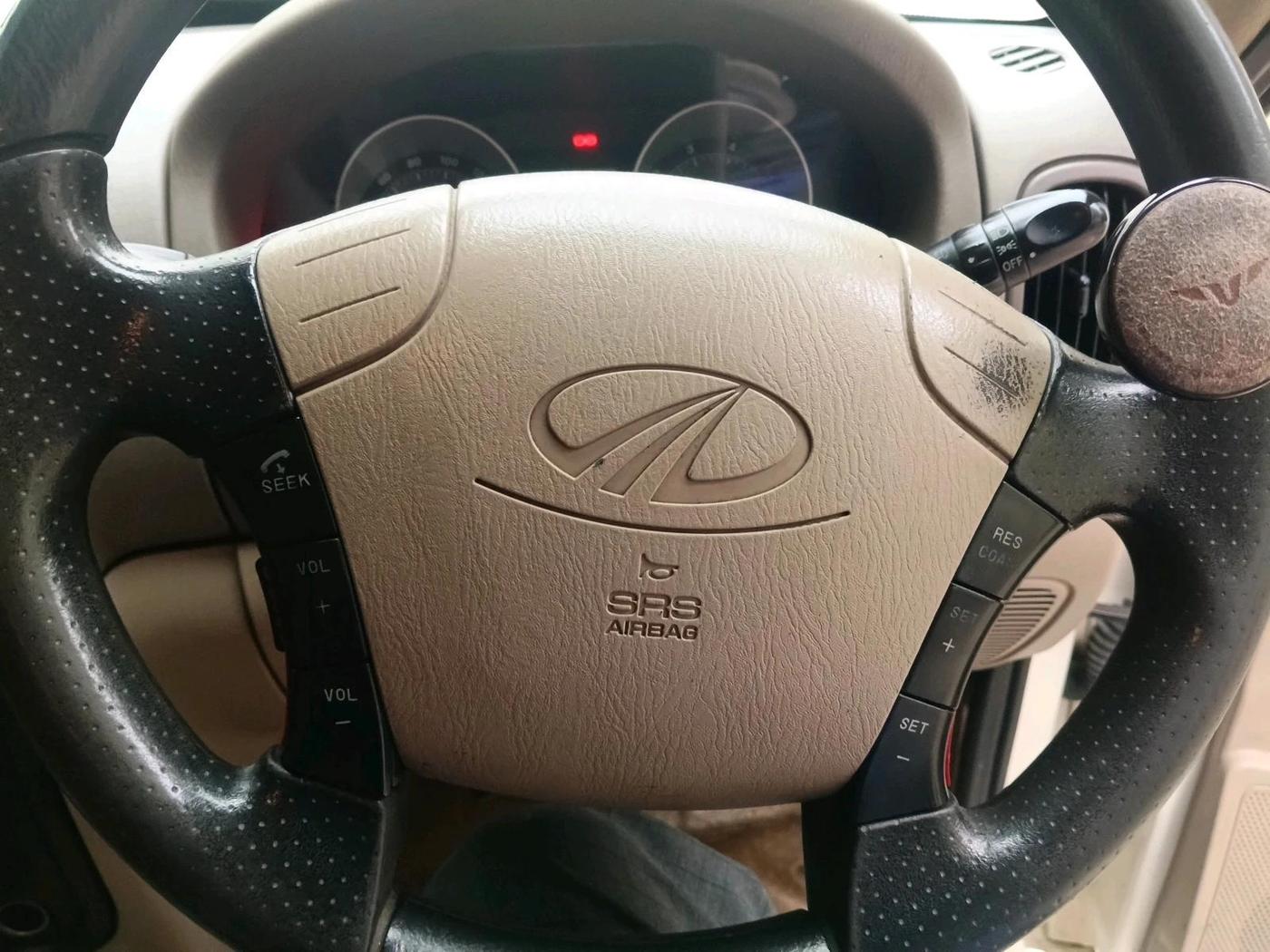 2011 Mahindra Scorpio VLX 2WD AIRBAG, Diesel, Manual, 1,92,900 km, interior