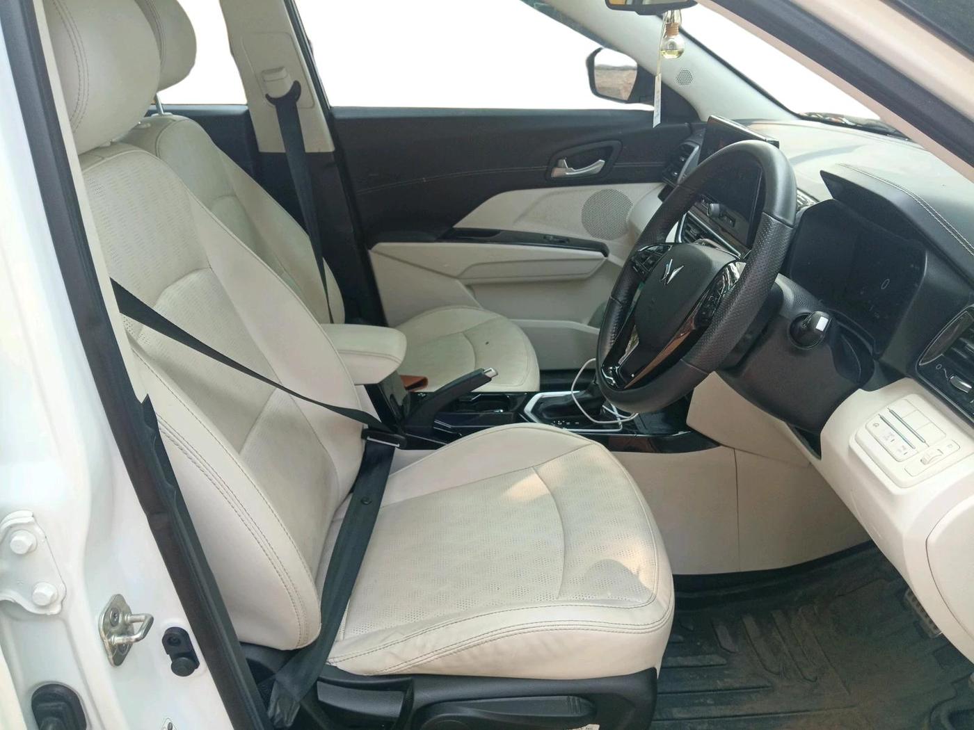 2025 Mahindra XUV 3XO AX7 1.2 TGDi AT, Petrol, Automatic, 16,753 km, interior