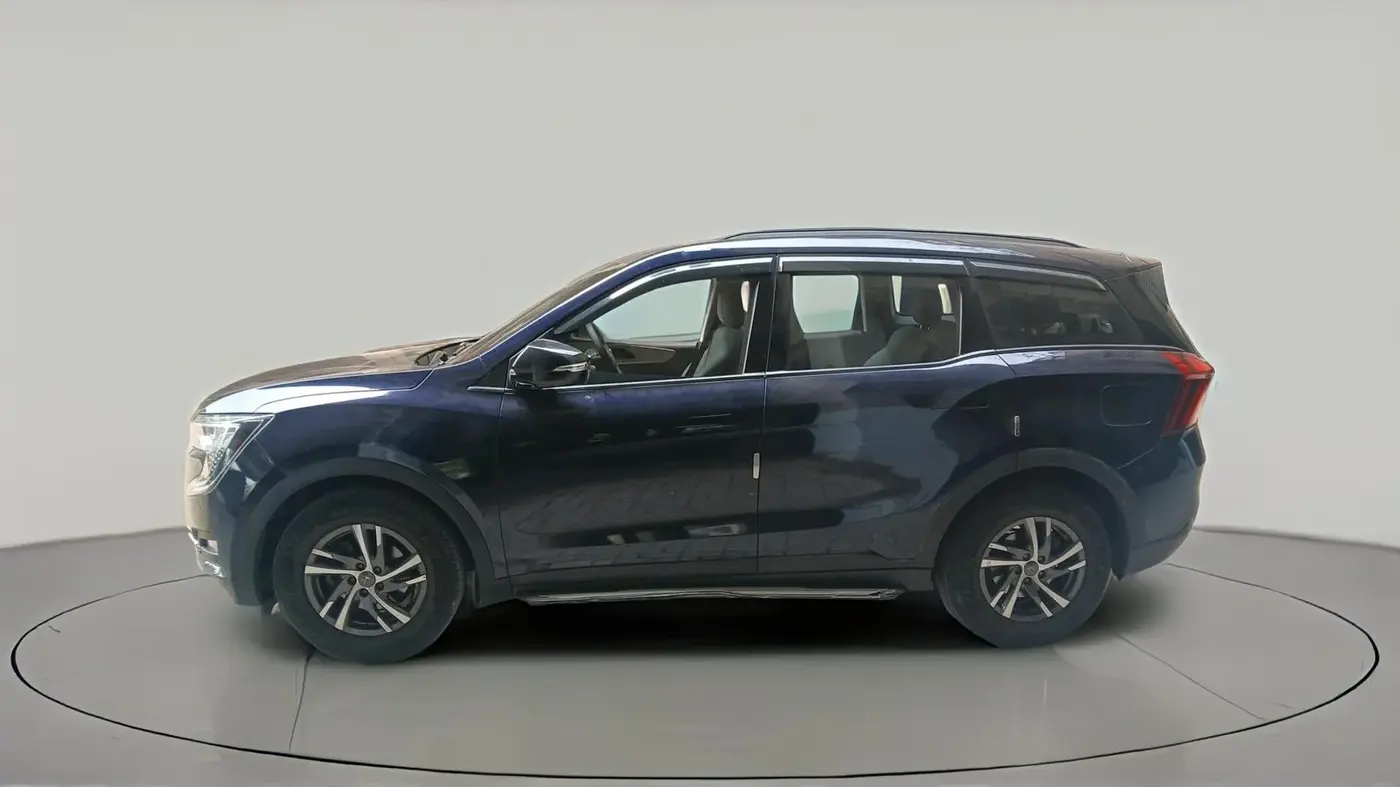2022 Mahindra XUV700 AX 5 P MT 7 STR, Petrol, Manual, 28,499 km, exterior