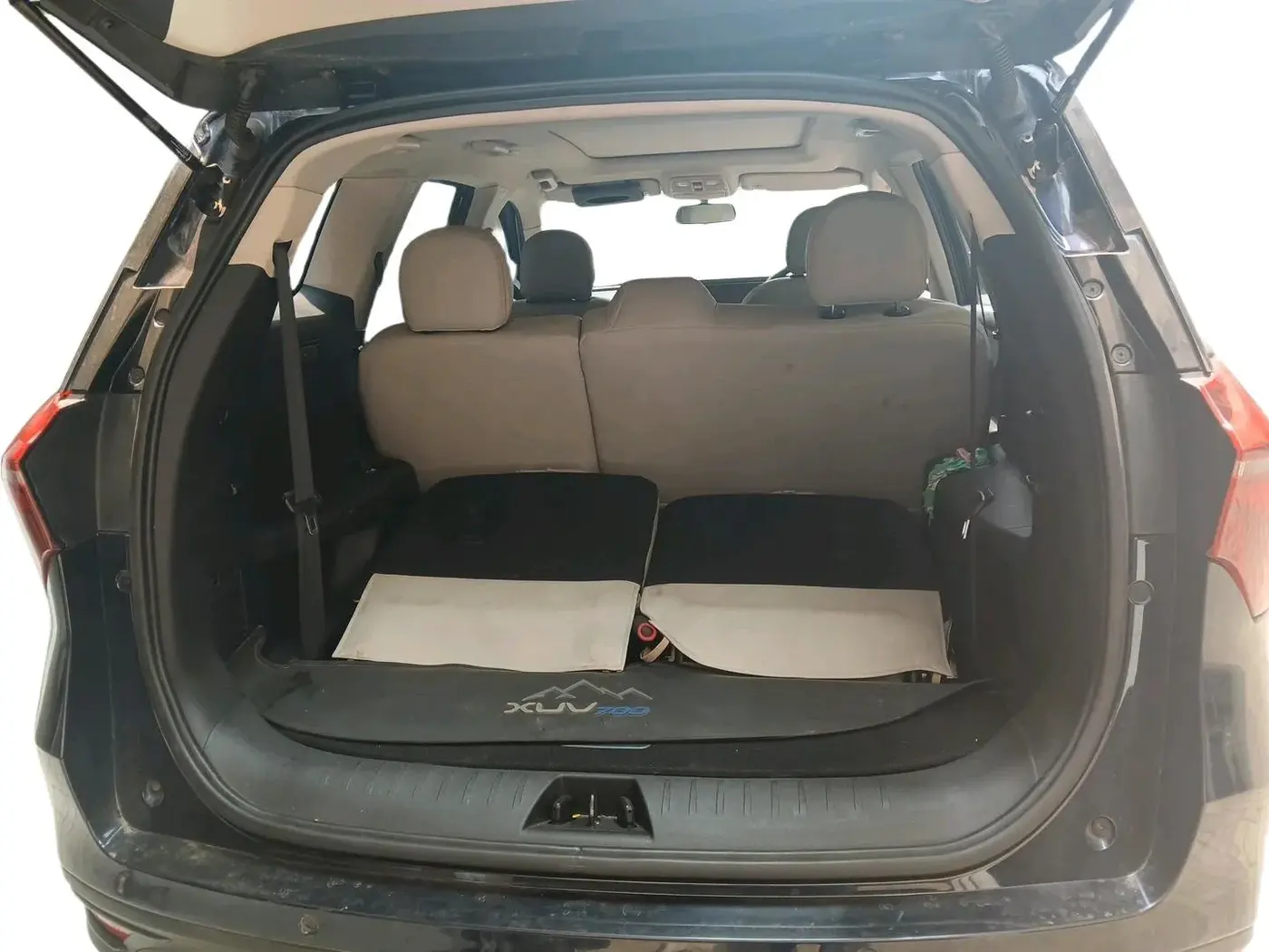 2022 Mahindra XUV700 AX 5 P MT 7 STR, Petrol, Manual, 28,499 km, exterior